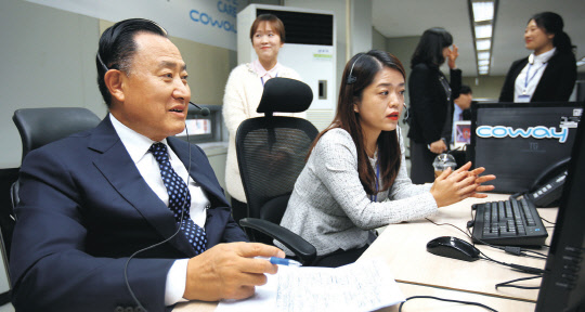 이해선 코웨이 대표(왼쪽)가 5일 '코웨이 신뢰(Coway Trust)' 활동의 일환으로 방문한 부천 고객지원 콜센터에서 일일 상담을 진행하고 있다.     코웨이 제공